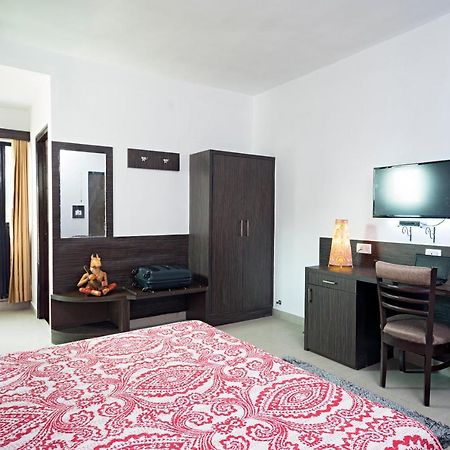 R C Palace Hotel Bhiwadi Екстериор снимка